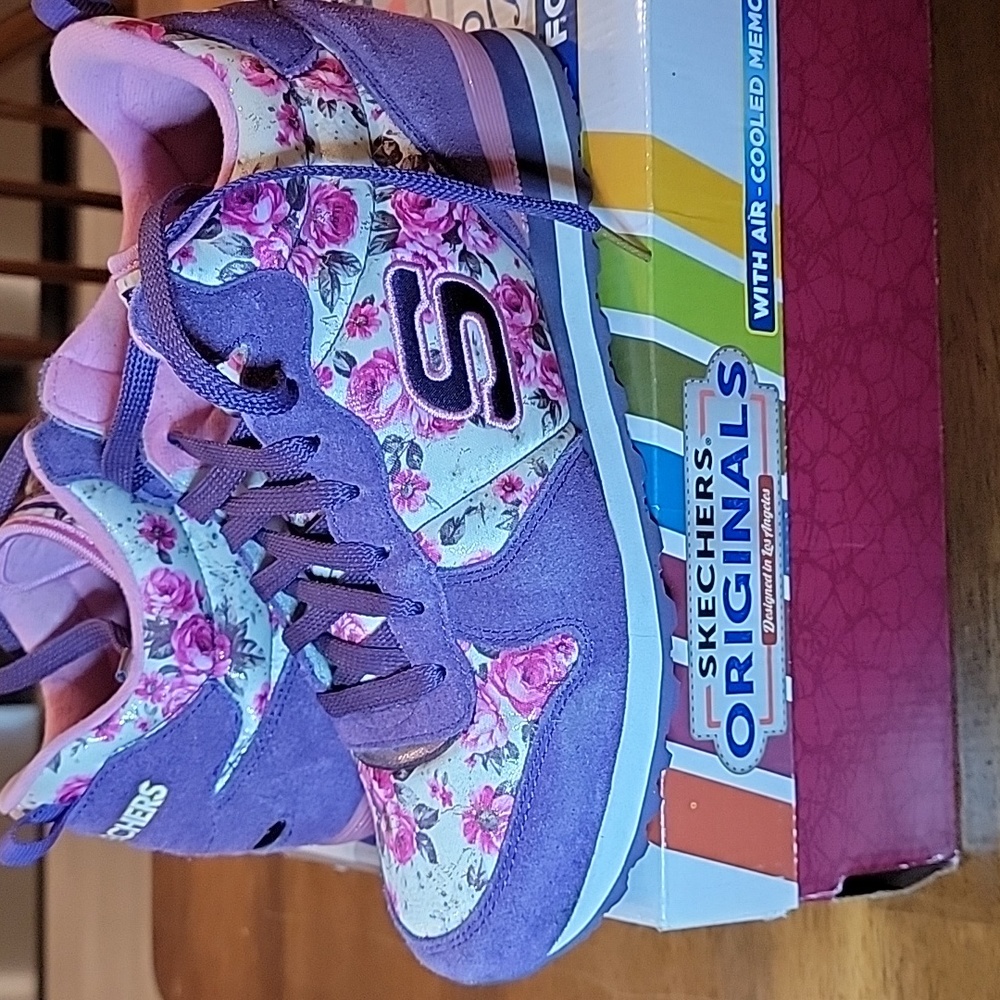 Sketchers sneakers